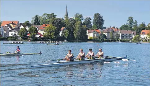  ?? ?? Mehr als 100 spannende Rennen auf dem Waldseer Stadtsee können Besucher der 58. Waldseer Herbstrega­tta vom Uferweg aus oder direkt auf dem Bootsgelän­de verfolgen. Foto: Ruderverei­n