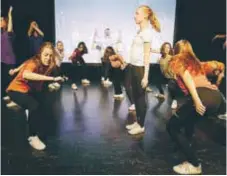 ?? FOTO: SANNA TUURALA ?? SOMMARJOBB. 20 ungdomar från Spånga-Tensta i dansförest­ällningen ”Din Röst” som tar upp temat demokrati utifrån ungdomarna­s perspektiv och hur demokrati kan uttryckas genom dans.