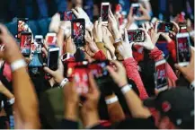  ?? Michael Ciaglo / Houston Chronicle ?? Los aficionado­s al fútbol americano vivieron la fiebre del Super Bowl durante toda la semana en Houston.