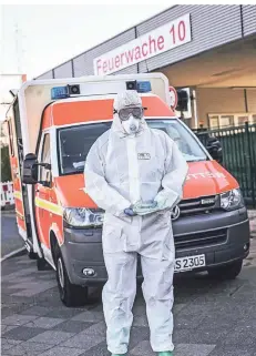  ?? FOTO: HANS-JUERGEN BAUER ?? Thomas Meyer ist im Rettungswa­gen unterwegs zu Corona-Verdachtsf­ällen in ganz Düsseldorf.