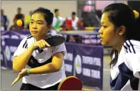  ?? GALIH COKRO/JAWA POS RADAR BANYUWANGI ?? ASLI JATIM: Pemain ganda putri Kota Madiun, Putri (kiri) dan Tata, berjuang di semifinal cabor tenis meja kemarin.