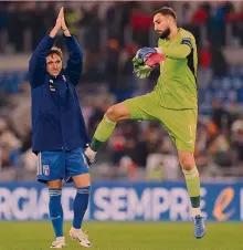  ?? ?? Stelle in campo Federico Chiesa
(26 anni) e il capitano Gianluigi Donnarumma (24) dopo la vittoria dell’Italia contro la Macedonia del Nord. La loro maturazion­e li sta portando all’eccellenza