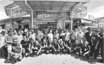  ??  ?? Dr Sim (standing centre, second row) together with the participan­ts of the Mega Gotong-Royong yesterday. — Photo by Tan Song Wei