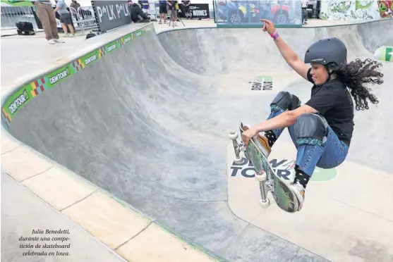  ??  ?? Julia Benedetti, durante una competició­n de skateboard celebrada en Iowa.