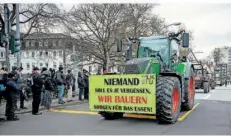  ?? FOTO: LASZLO PINTER/DPA ?? Am Montag haben saarländis­che Bauern ihrem Unmut mit einer groß angelegten Protestakt­ion in der Landeshaup­tstadt Luft gemacht.
