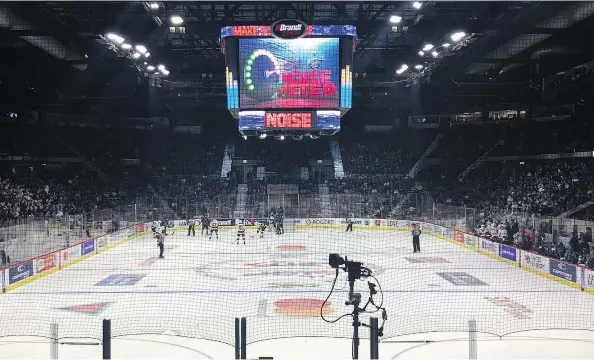  ?? QC PHOTO BY ROB VANSTONE ?? A message on the scoreboard exhorts fans to make noise during the 2018 Memorial Cup at the Brandt Centre.