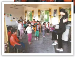  ??  ?? 鄭潔蘭希望透過舞蹈教­學給孩子們的童年增添­另一道亮麗風景。（取材自廣州日報）