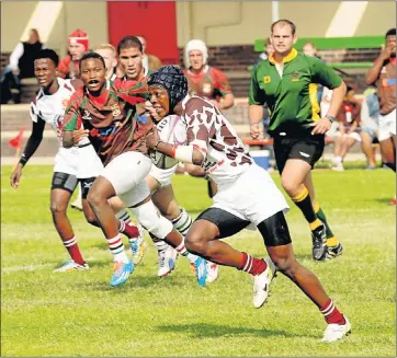  ?? Picture: MIKE HOLMES ?? MAKING A DASH FOR IT: Ithembelih­le High’s Solly Nomzanga goes on the attack during their schools rugby match against Alexander Road at Alex on Saturday