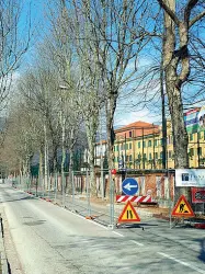  ??  ?? Al lavoro Ieri sono ricomincia­ti i lavori in viale Scalabrini, interrotti per il periodo invernale Il cantiere Dovrebbe terminare entro fine aprile. Fino ad allora il cantiere procederà a stralci