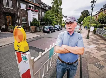  ??  ?? Heinz Weiß ist sauer, weil vor seiner Tür seit Monaten eine Baustelle steht und er immer wieder Probleme mit der Zuleitung zu seinem Haus hat.