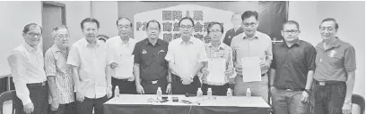  ??  ?? TUNAI JANJI: Chih Yong (empat kiri), Lu (tiga kanan) dan Tung (empat kanan) bersama Kelvin (lima kiri) menunjukka­n surat perjanjian di Sibu, semalam. Turut kelihatan Chieng (tiga kiri) Chih Yong (lima kanan) serta yang lain.