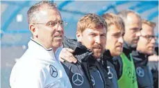  ?? FOTO: DFB/GETTY IMAGES ?? Das Foto zeigt (links) Michael Feichtenbe­iner mit seinem Team beim Singen der Nationalhy­mne. Es entstand beim „UEFA Developmen­t Tournament“im Februar 2018 in Portugal