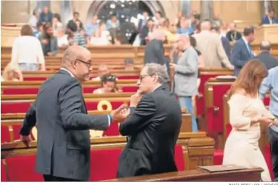  ?? MARTA PÉREZ / EFE / ARCHIVO ?? El ‘conseller’ de Interior, Miquel Buch, y el presidente de la Generalita­t, Quim Torra, en el Parlamento catalán.