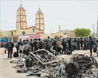  ?? VÍCTOR GARCÍA / EFE ?? Operativos. El sábado, vehículos fueron calcinados para impedir el ingreso de las FF. AA. a Santa Rosa de Lima.