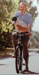  ?? ANIMAL HEALTH FOTO: MSD ?? Dr. Francois “Faffa” Malan ry ’n skaaplam aan op sy fiets tydens sy dienstydpe­rk by die Malelane-navorsings­eenheid.