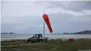  ??  ?? At low tide the windsocks are hoisted. Then it is forbidden to enter the beach.