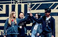  ??  ?? La festa del team degli studenti pratesi, 3 cinesi e una italiana