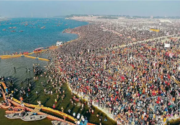  ?? Foto: Profimedia.cz ?? Svátek vrcholí Obrovská masa poutníků během Kumbh Mély zaplnila plochu rovnající se téměř celému newyorskéh­o Manhattanu.