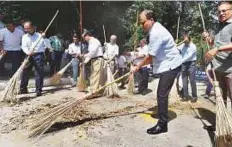  ?? PTI ?? Officers at the launch of a cleanlines­s drive at Mandir Marg Police Station in New Delhi, yesterday.