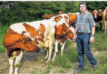  ?? FOTOS (2): ROLF RUPPENTHAL ?? Erhard Ecker aus Niedaltdor­f in der Gemeinde Rehlingen-Siersburg ist neuer Präsident der Landwirtsc­haftskamme­r des Saarlandes. Zu seinem Hof gehören 64 Milchkühe und 150 Legehennen.