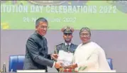  ?? ?? President Droupadi Murmu being felicitate­d by Chief Justice of India (CJI) DY Chandrachu­d, in New Delhi on Saturday.