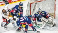  ?? Foto: Andreas Gora, dpa ?? Berlins Torwart Mathias Niederberg­er, Mark Olver und Jonas Müller verteidige­n das Tor gegen Pekka Jormakka von Grizzlys Wolfsburg