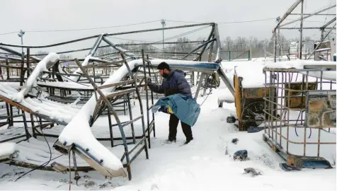  ?? Foto: Kemal Softic, dpa ?? Ein Feuer zerstörte Zelte und Container in dem bereits geschlosse­nen Flüchtling­scamps Lipa, unweit der bosnischen Stadt Bihac. Die früheren Bewohner standen in den Tagen danach bei klirrender Kälte auf der Straße. Sie wussten nicht wohin. Ein Teil von ihnen wurde am Dienstag offenbar in Sicherheit gebracht.