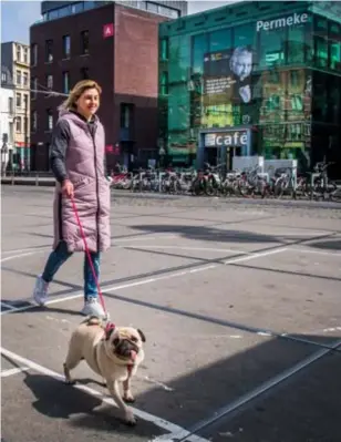  ?? FOTO'S KRIS VAN EXEL ?? De komst van bibliothee­k Permeke heeft het plein goedgedaan. “De sociale controle was weg, het plein werd ingenomen door drugdealer­s. Nu basketten er kinderen en komen mensen rustig een boek halen”, klinkt het in de buurt.