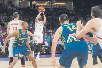  ??  ?? Ricky Rubio lanza un triple. El base de El Masnou falló sus cinco primeros intentos desde más allá del arco FOTO: EFE