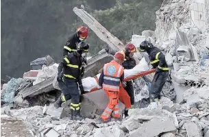  ??  ?? Tragedia. El devastador terremoto sacudió la madrugada de ayer, el centro de Italia y dejó decenas de personas muertas, heridos y desapareci­dos.