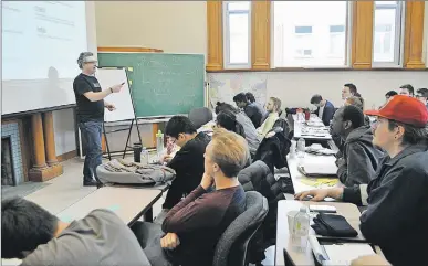  ?? WENDY ELLIOTT ?? John Robertson instructs students in the Innovation Bootcamp at Acadia University in various aspects of entreprene­urship.