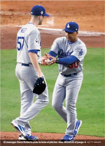  ?? /GETTY IMAGES ?? El manager Dave Roberts pide la bola al pitcher Alex Wood en el juego 4.