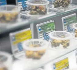  ?? (DPA) ?? En exhibición. Los distintos tipos de marihuana en los mostradore­s de una farmacia en el corazón de California.