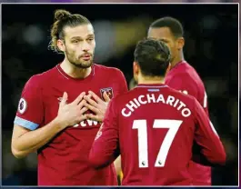  ??  ?? Andy Carroll y Chícharo platican durante un juego del West Ham.