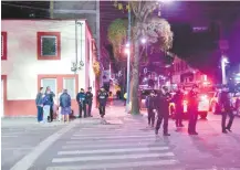  ??  ?? El 24 de septiembre pasado, agentes de la SSC realizaron un operativo para retirar puestos semifijos en la calle Manuel Doblado.