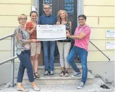  ?? FOTO: PRIVAT ?? Die Bürgerinit­iative „Gemeinsam für Sigmaringe­n“unterstütz­t die Wohnungslo­senhilfe (in der Bildmitte der Leiter Joachim Freitag) mit einer Spende in Höhe von 400 Euro.