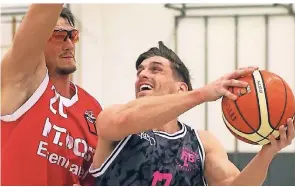  ?? FOTO: UM (ARCHIV) ?? Jakob Knieper (r.) und FastBreak fahren als selbstbewu­sster Außenseite­r nach Herford. Im Pokalspiel unter der Woche hatte das von Thomas Pimperl trainierte Team keine Probleme mit der SG Langenfeld.