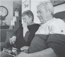  ?? JENNIFER BIEMAN ?? Judy and Glen Struthers look through photos of their grandson Justin Struthers, 29, who was found dead in his cell at the Elgin Middlesex Detention Centre on Boxing Day.
