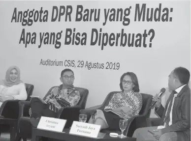  ?? MUHAMAD ALI/JAWA POS ?? PERLU WADAH: Dari kiri, anggota DPR terpilih Athari Gauthi Ardi (Fraksi PAN), Peneliti CSIS Arya Fernandes, Christina Aryani (Fraksi Golkar), dan Suryadi Jaya Purnama (Fraksi PKS) mengupas peran legislatif muda di Jakarta kemarin.