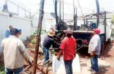  ??  ?? Los vecinos se quejan de que en plena época de calor se realicen las obras re reparación de pozos, lo que complica sus actividade­s cotidianas.