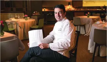  ?? GONZALO PÉREZ ?? Mario Vallés rememora la mítica «nouvelle cuisine» también en el nuevo espacio de Hortensio, situado en el Gran Meliá Hotel