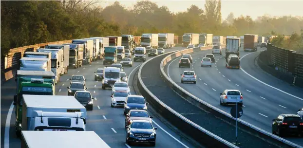  ?? Foto: dpa/Holger Hollemann ?? Ein alltäglich­es Bild: stockender Verkehr auf dem niedersäch­sischen Abschnitt der Autobahn 2