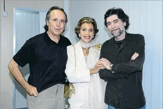  ?? JOSEP AZNAR ?? Carmen Mateu entre Joan Manuel Serrat i Joaquín Sabina després del concert de la gira Dos pájaros de un tiro a Peralada