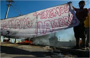  ?? Ap ?? Habitantes del barrio 17 de mayo, en Santiago, Chile, protestaro­n por la falta de alimentos.