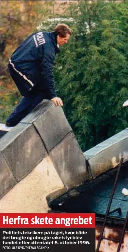  ?? FOTO: ULF RYD/RITZAU SCANPIX ?? Herfra skete angrebet
Politiets teknikere på taget, hvor både det brugte og ubrugte raketstyr blev fundet efter attentatet 6. oktober 1996.