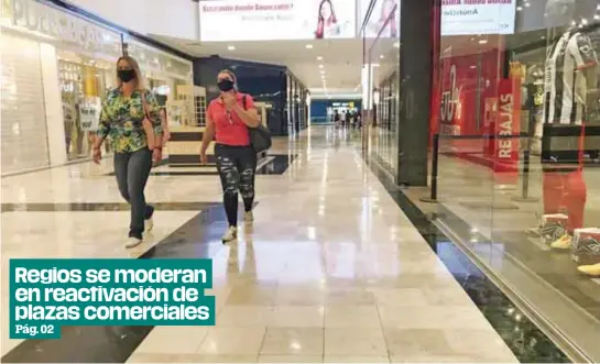  ?? / ISRAEL SALAZAR ?? Primer día. Los centros comerciale­s registraro­n poca afluencia este jueves; autoridade­s llaman a no ir de paseo, sólo a compras rápidas.