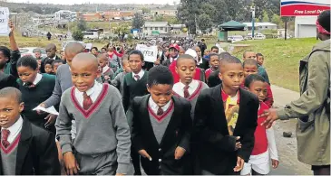  ?? Picture: SUPPLIED ?? SOBER IS SUPER: Hundreds of Butterwort­h High School pupils marched to the police station in the CBD as part of a fight against substance abuse.