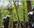  ?? Foto: Henning Kaiser, dpa ?? Polizisten kamen nun in den Wald, um die Umweltschü­tzer aus den Bäumen zu vertreiben. Dagegen gab es auch Protes te.