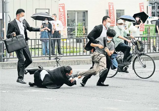  ?? STR / ?? Els escortes d’Abe detenen l’assassí instants després d’executar el magnicidi