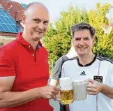  ??  ?? Prost: Die Organisato­ren des Fests, David Wieberneit (links) und Helmut Klingler.